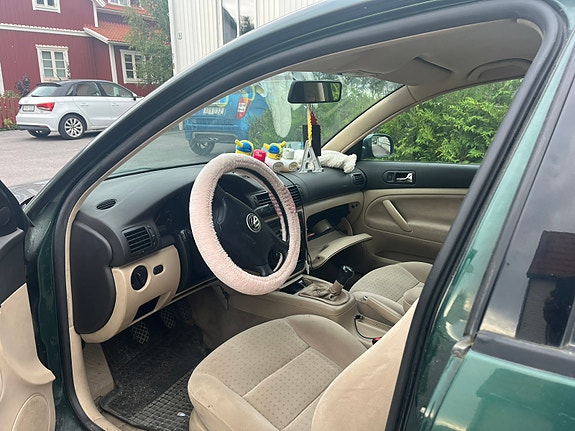 Volkswagen Passat 2 of 4