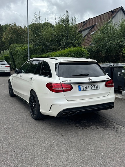 Mercedes-Benz C63 2 of 6