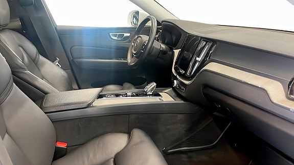 Volvo XC60 3 of 12