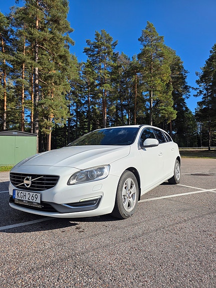 Volvo V60 2 of 10