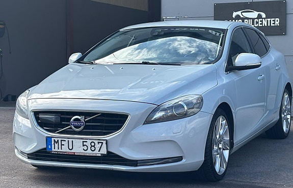 Volvo V40 2 of 12