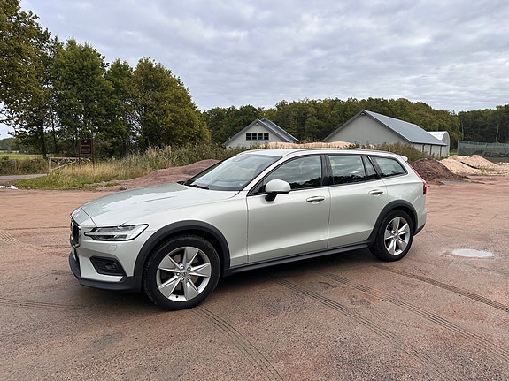 Volvo V60 Cross Country 2 of 4