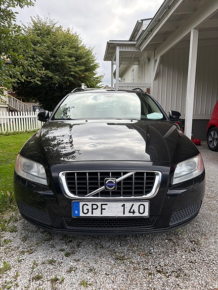 Volvo V70 2 of 9