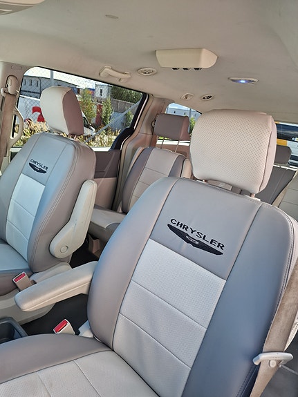Chrysler Town & Country 2 of 12