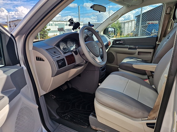Chrysler Town & Country 6 of 12