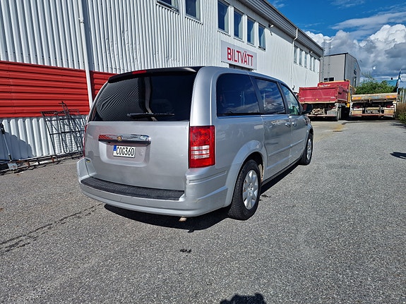 Chrysler Town & Country 8 of 12