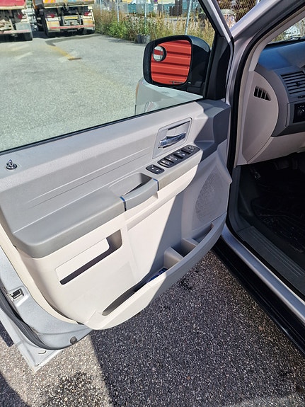 Chrysler Town & Country 10 of 12