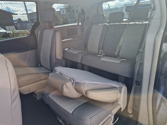 Chrysler Town & Country 5 of 12