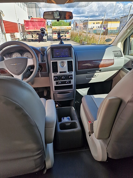 Chrysler Town & Country 12 of 12