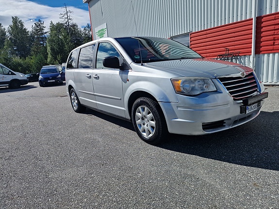 Chrysler Town & Country 9 of 12