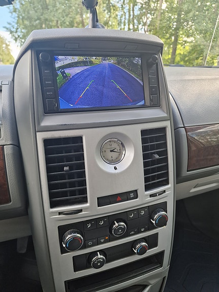 Chrysler Town & Country 3 of 12