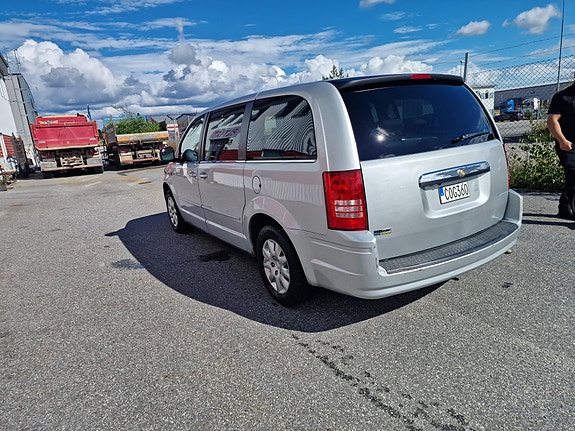 Chrysler Town & Country 7 of 12