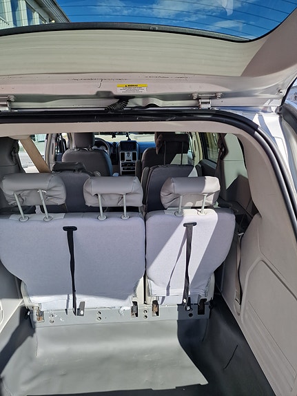 Chrysler Town & Country 4 of 12