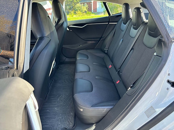 Tesla Model S 5 of 6