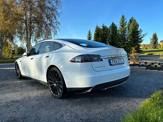 Tesla Model S 2 of 6