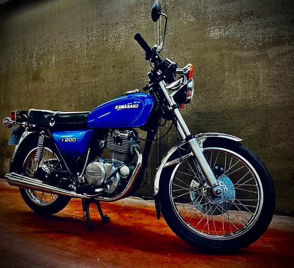 Kawasaki Z 200 A 2 of 4