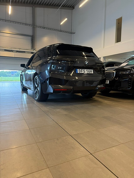 BMW iX 4 of 21