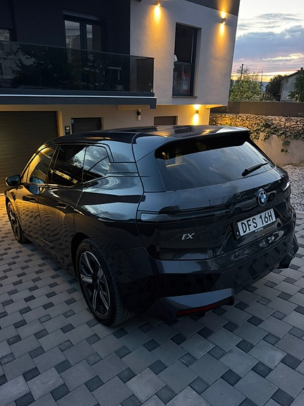BMW iX 10 of 21