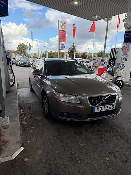 Volvo V70 2 of 6