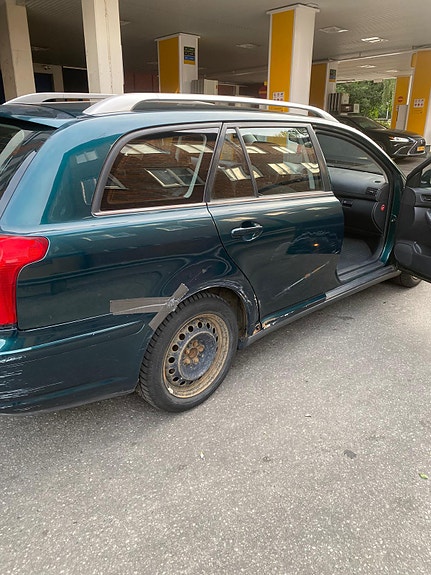 Toyota Avensis 2 of 6