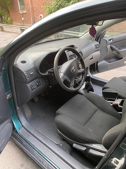 Toyota Avensis 3 of 6