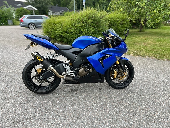 Kawasaki Ninja ZX-10R 3 of 4