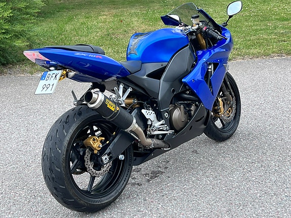 Kawasaki Ninja ZX-10R 2 of 4