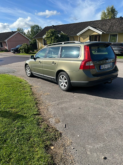 Volvo V70 2 of 3