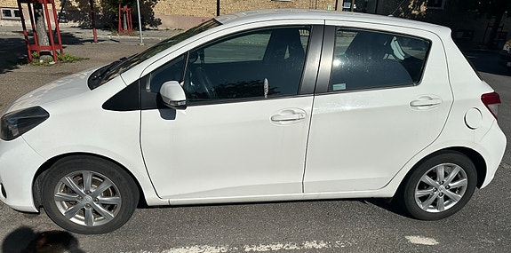 Toyota Yaris 2 of 6