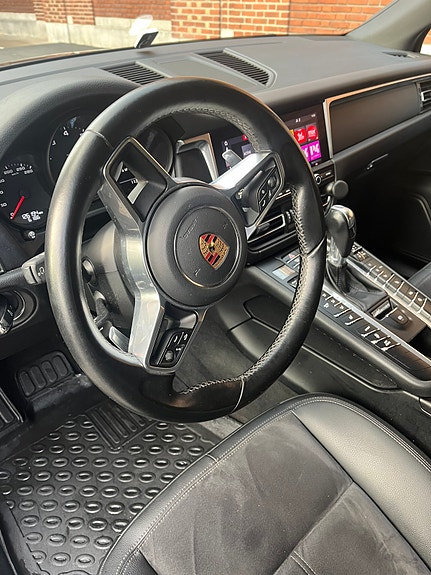 Porsche Macan 7 of 11