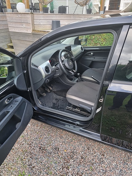 Volkswagen UP! 7 of 9