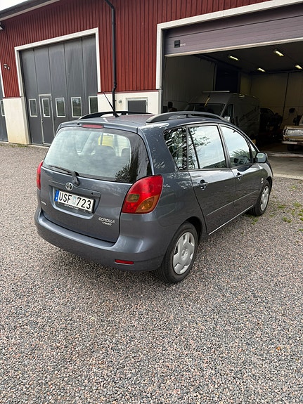 Toyota Corolla Verso 3 of 9