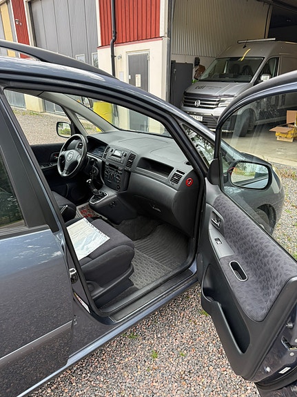 Toyota Corolla Verso 4 of 9