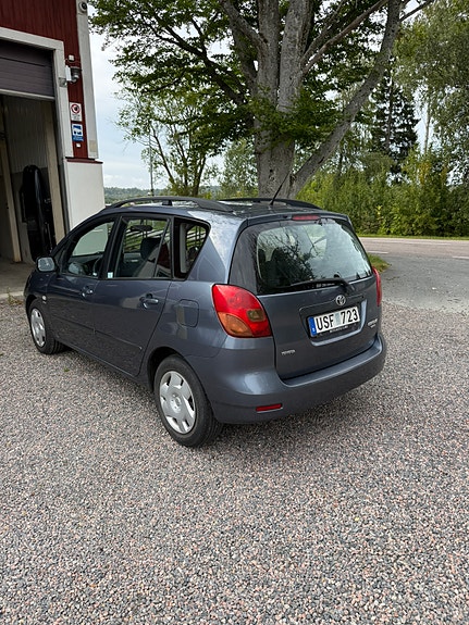 Toyota Corolla Verso 2 of 9