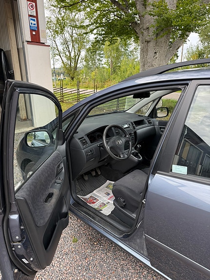 Toyota Corolla Verso 7 of 9