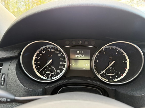 Mercedes-Benz R350 7 of 30
