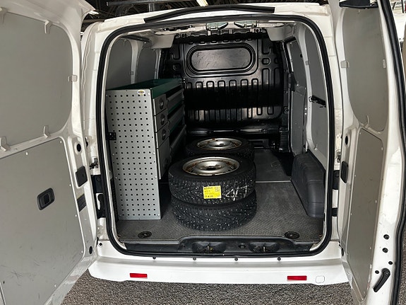 Nissan NV200 7 of 8
