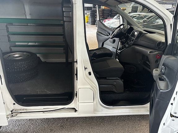 Nissan NV200 8 of 8