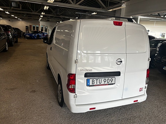 Nissan NV200 4 of 8
