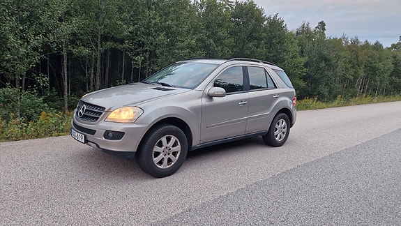 Mercedes-Benz ML320 2 of 29