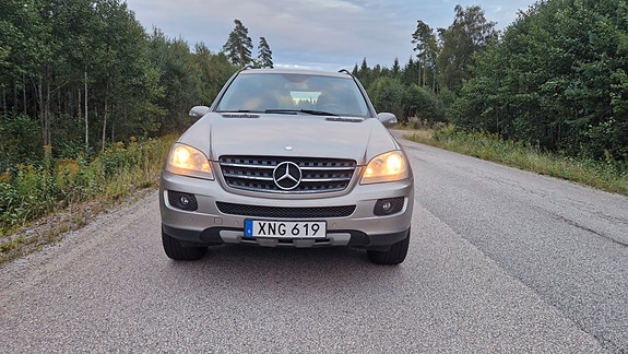Mercedes-Benz ML320 3 of 29