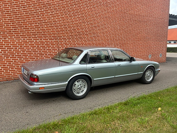 Jaguar XJ 3 of 7