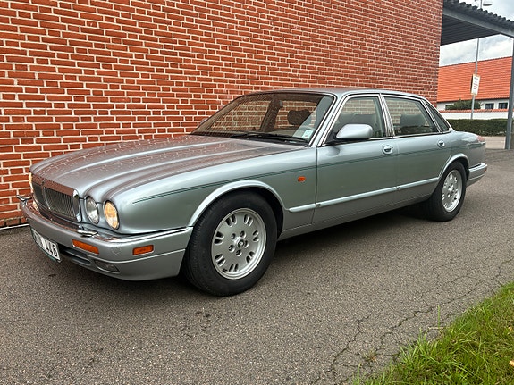 Jaguar XJ 7 of 7