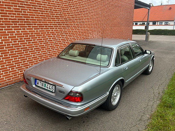 Jaguar XJ 2 of 7