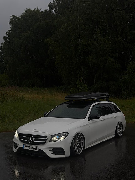 Mercedes-Benz E220 4 of 7