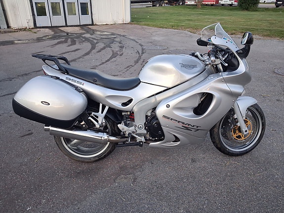Triumph Sprint ST 955i 2 of 4