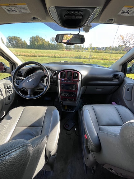 Chrysler Town & Country 9 of 12