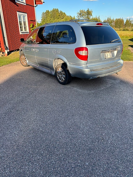 Chrysler Town & Country 2 of 12