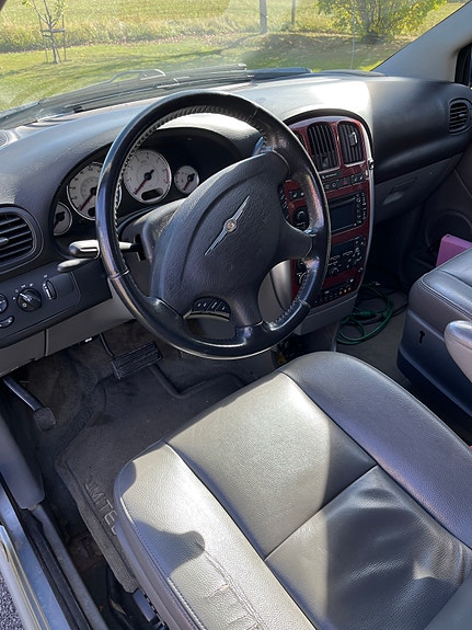 Chrysler Town & Country 5 of 12