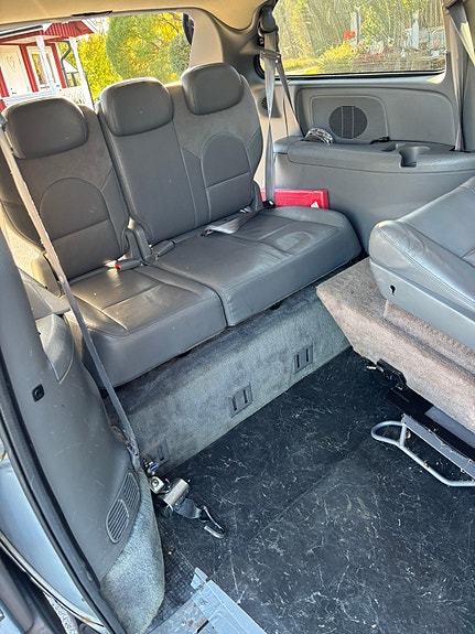 Chrysler Town & Country 6 of 12